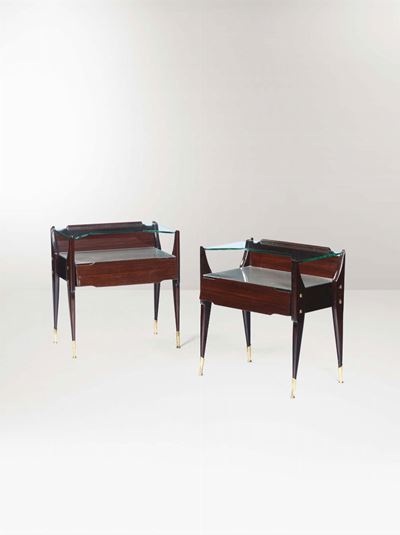 Coppia di Comodini con Struttura in Legno e Piani in Vetro. Puntali in Ottone.