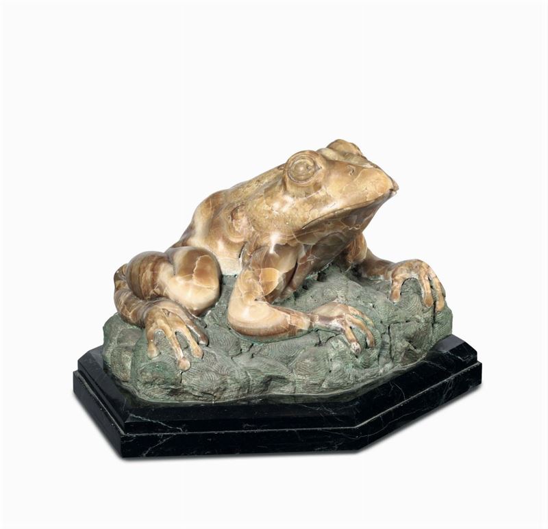 Rospo in alabastro, scolpito e levigato con fondo scalpellato e dipinto a guisa di prato, firmato sul retro G. Guerra, Roma 1920-30  - Asta Antiquariato - Cambi Casa d'Aste