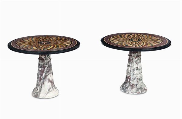Coppia di tavoli con piano circolare con base in marmo scanalato, produzione romana del XX secolo