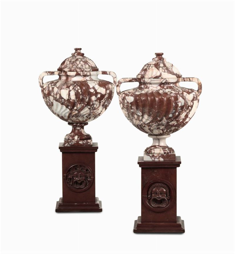 Coppia di vasi strigliati ricavati da un solo blocco di breccia corallina con coperchio, manifattura romana del XX secolo  - Asta Antiquariato - Cambi Casa d'Aste