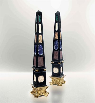 Coppia di Grandi Obelischi in Legno Ebanizzato e Commesse di Pietre Dure, Manifattura Italiana de...