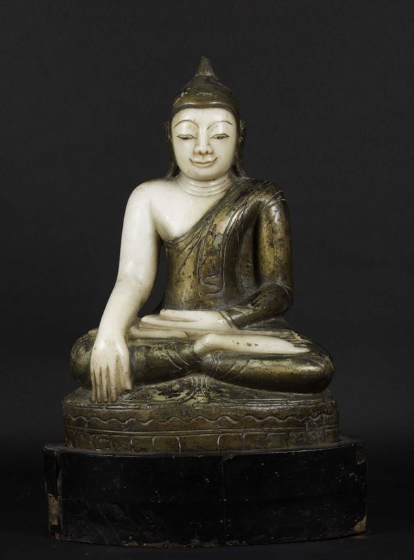 Figura di Buddha Sakyamuni in alabastro laccato, India, XIX secolo
