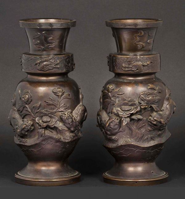 Coppia di vasi in bronzo con cani di Pho a rilievo, Giappone, epoca Meiji, fine XIX secolo