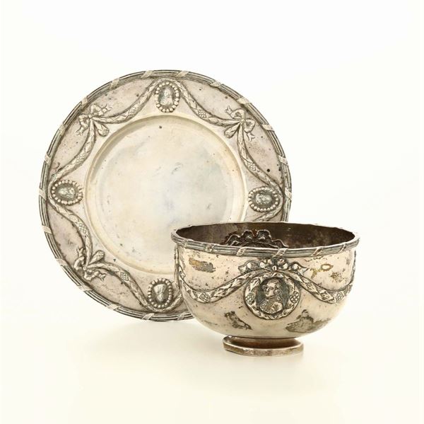 Coppa in argento con piattino, punzoni di fantasia ad imitazione dell'argenteria del XVIII secolo