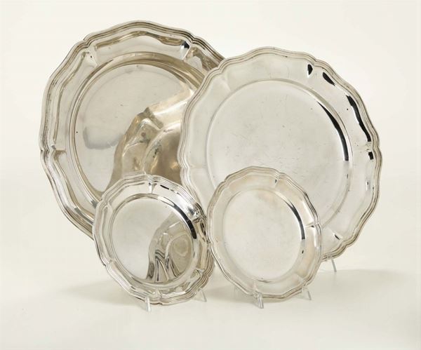 Lotto composto da quattro piatti in argento diversi, XX secolo