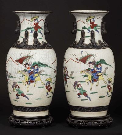Coppia di Vasi in Porcellana Craquelè con Scene di Battaglia, Cina, Dinastia Qing, Fine XIX Secol...