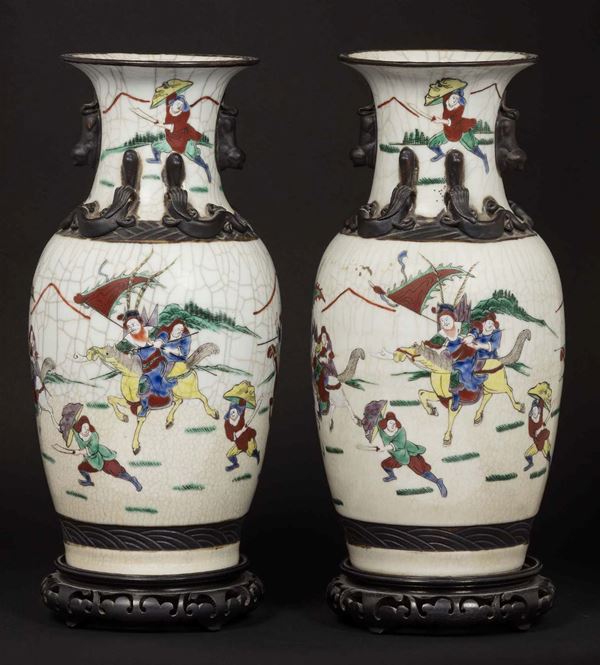 Coppia di vasi in porcellana craquelè con scene di battaglia, Cina, Dinastia Qing, fine XIX secolo