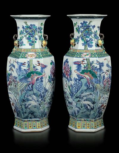 Coppia di Vasi a Balaustro in Porcellana Doucai con Raffigurazione di Fenici e Cani di Pho, Cina,...