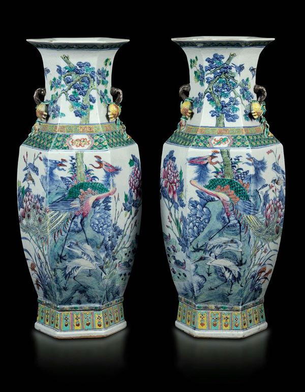 Coppia di vasi a balaustro in porcellana doucai con raffigurazione di fenici e cani di Pho, Cina, Dinastia Qing, XIX secolo