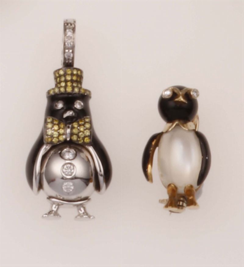 Pinguini Lotto composto da spilla Abate con smalto, clair de lune e piccoli diamanti ed un pendente con diamanti bianchi, gialli e smalto nero  - Asta Fine Jewels - Cambi Casa d'Aste