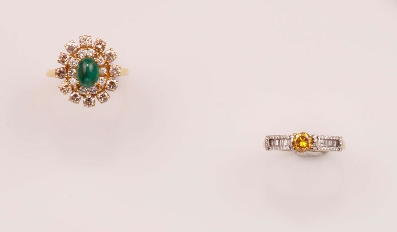 Lotto composto da anello con smeraldo taglio cabochon ed un anello con diamante giallo  - Asta Vintage, Gioielli e Orologi - Cambi Casa d'Aste