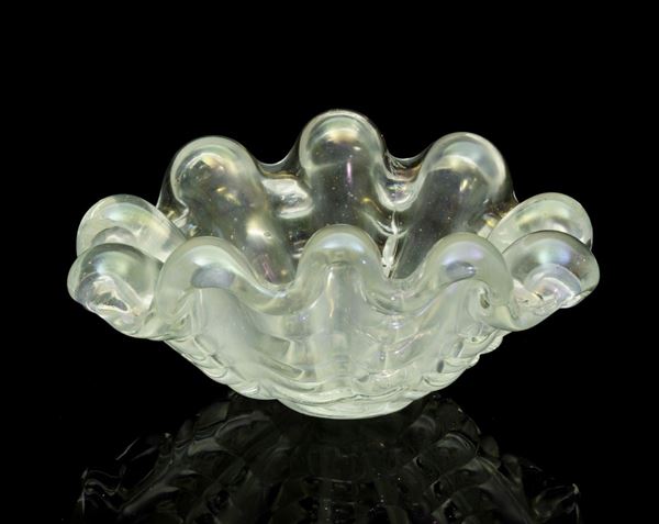 E. Barovier, Barovier &An oval shell-shaped bowl from the A Grosse Costolature serie in heavy iridised glass. One crack. H 9.5cm, 20x13.5cm Toso, Murano, 1942 ca