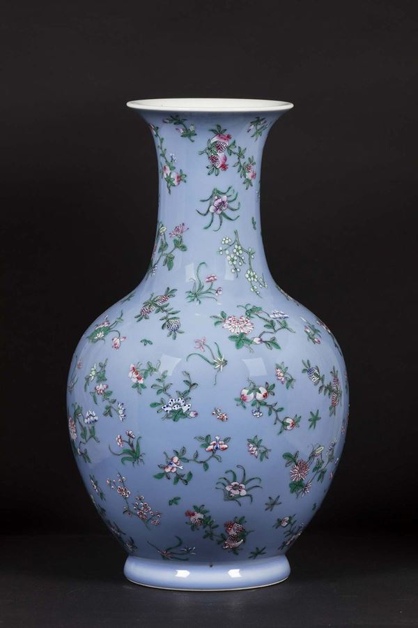 A Pink Family porcelain bottle vase with a floral decor, China, Qing Dynasty, Guangxu period (1875-1908)