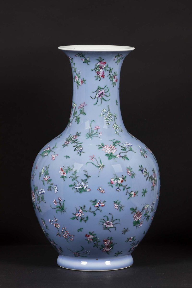 A Pink Family porcelain bottle vase with a floral decor, China, Qing Dynasty, Guangxu period (1875-1908)  - Auction Chinese Works of Art - Cambi Casa d'Aste