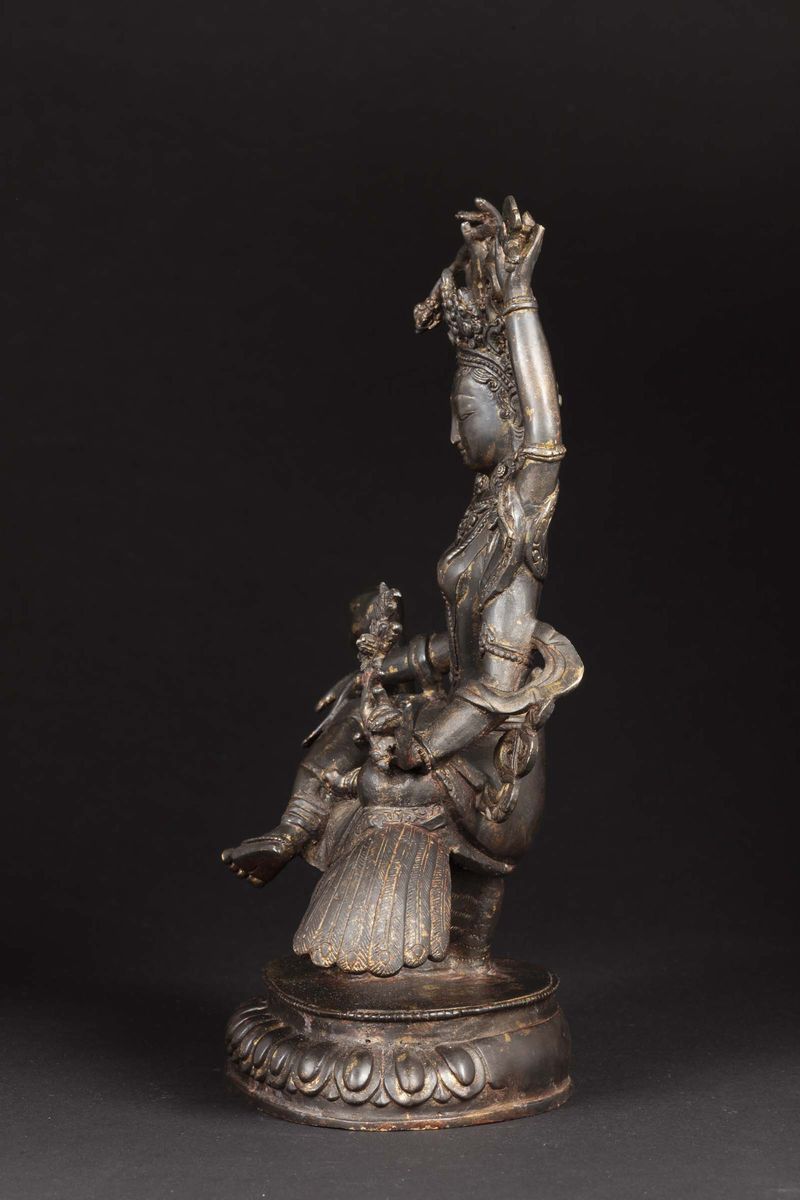 Figura di Amitaya Seduta su Volatile in Bronzo con Tracce di Doratura, Nepal, Probabilmente Fine ...