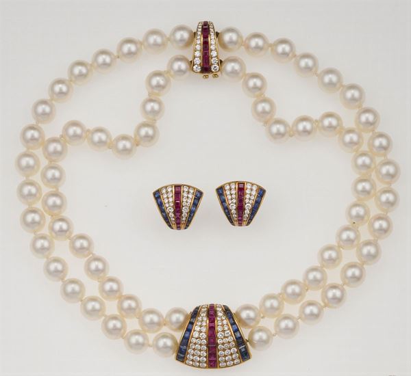 Parure composta da collana ed orecchini con perle coltivate, diamanti, rubini e zaffiri