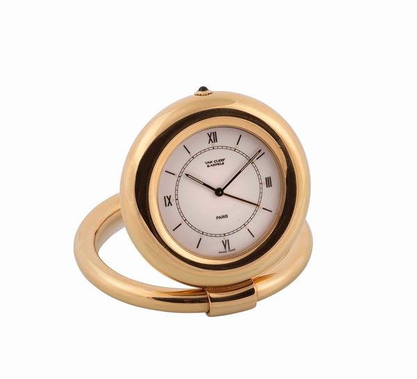 Van Cleef & Arpels. Piccolo orologio da scrivania, al quarzo, con sveglia, in ottone dorato