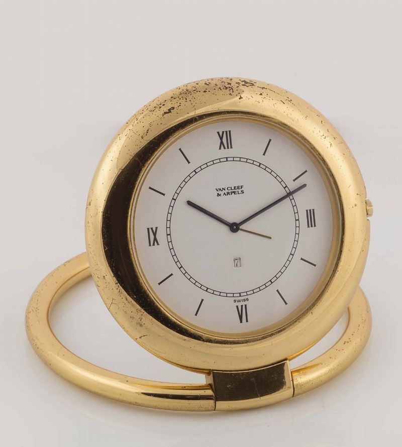 Van Cleef & Arpels. Orologio da scrivania, al quarzo, in ottone dorato, con sveglia.  - Auction Vintage, Jewels and Watches - Cambi Casa d'Aste