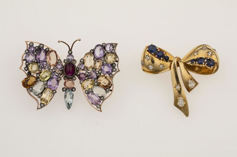 Lotto composto da spilla Fiocco con zaffiri e diamanti e spilla Farfalla con gemme multicolor  - Auction Vintage, Jewels and Watches - Cambi Casa d'Aste