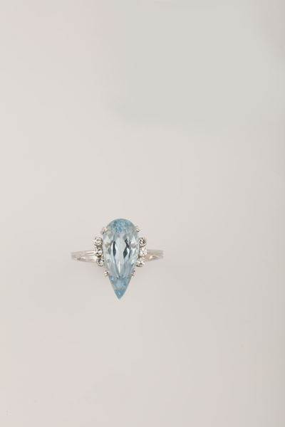 Anello con Acquamarina Taglio a Goccia e Diamanti