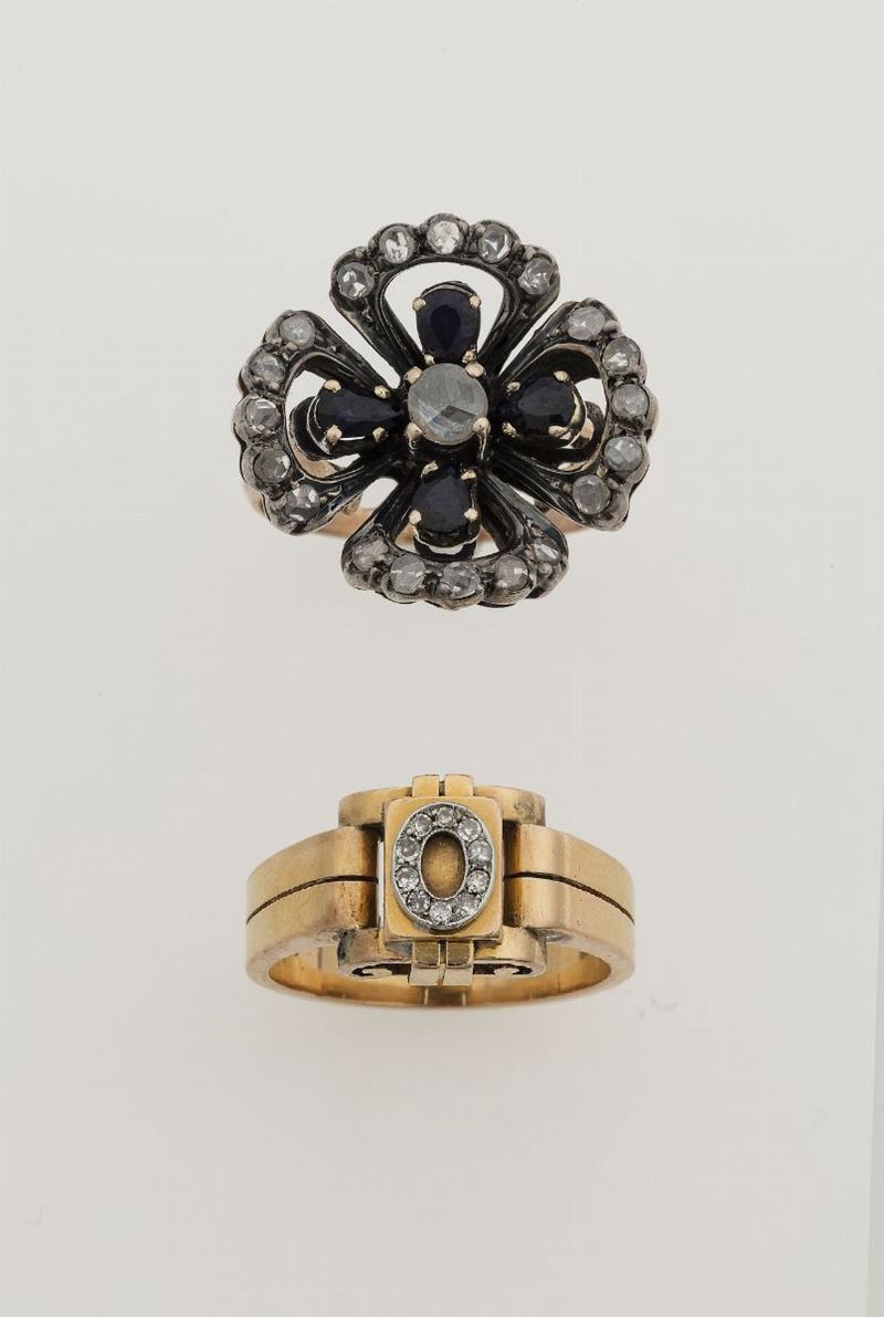 Lotto composto da due anelli uno con rosette di diamante e zaffiri e l'altro con iniziale in diamanti  - Asta Vintage, Gioielli e Orologi - Cambi Casa d'Aste
