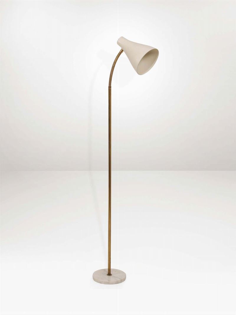 Lampada da terra con struttura in ottone, diffusore in alluminio laccato e base in marmo.  - Asta Design II - II - Cambi Casa d'Aste
