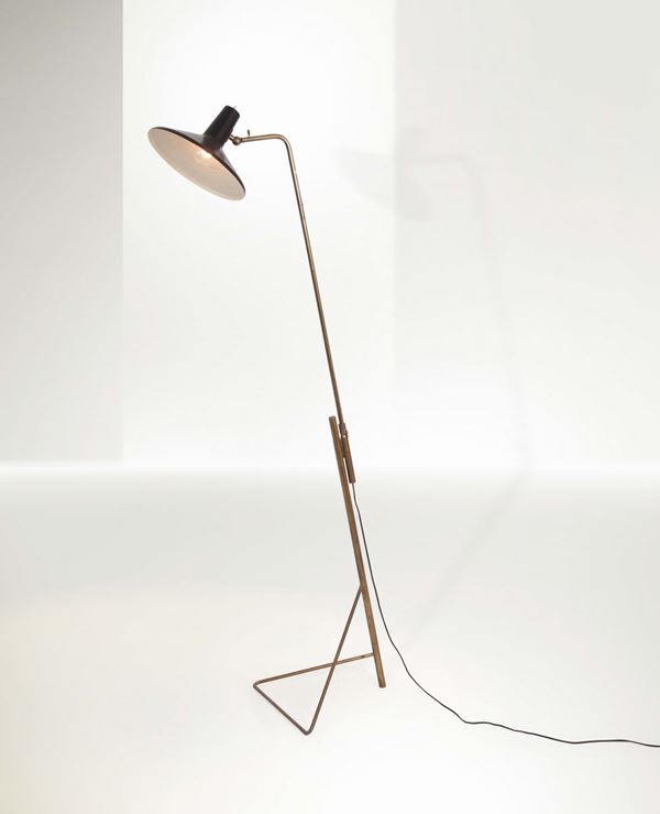 Gino Sarfatti, a mod. 1045 extendable floor lamp with a brass structure and lacquered aluminum diffuser. Arteluce Prod., Italy, 1940 ca.