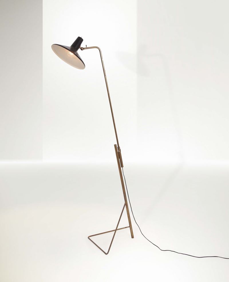 Gino Sarfatti, a mod. 1045 extendable floor lamp with a brass structure and lacquered aluminum diffuser. Arteluce Prod., Italy, 1940 ca.  - Auction Fine Design - Cambi Casa d'Aste