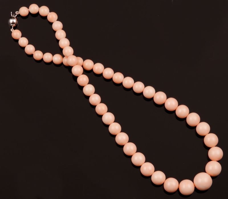 Collana in corallo rosa, a boules scalari  - Asta Fine Coral Jewels - Cambi Casa d'Aste