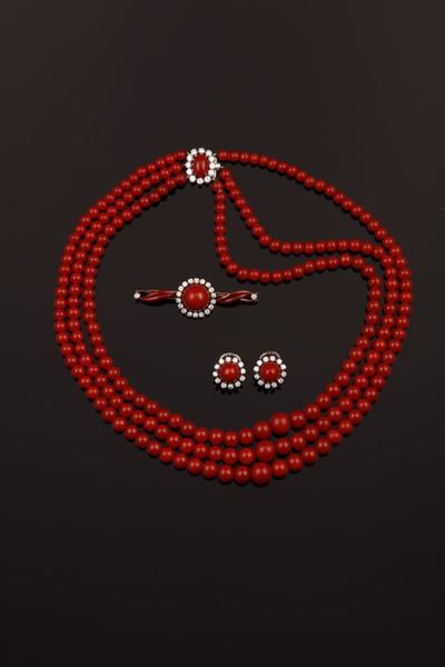 Parure Composto da Collana, Orecchini e Spilla con Corallo Rosso, Diamanti e Smalto
