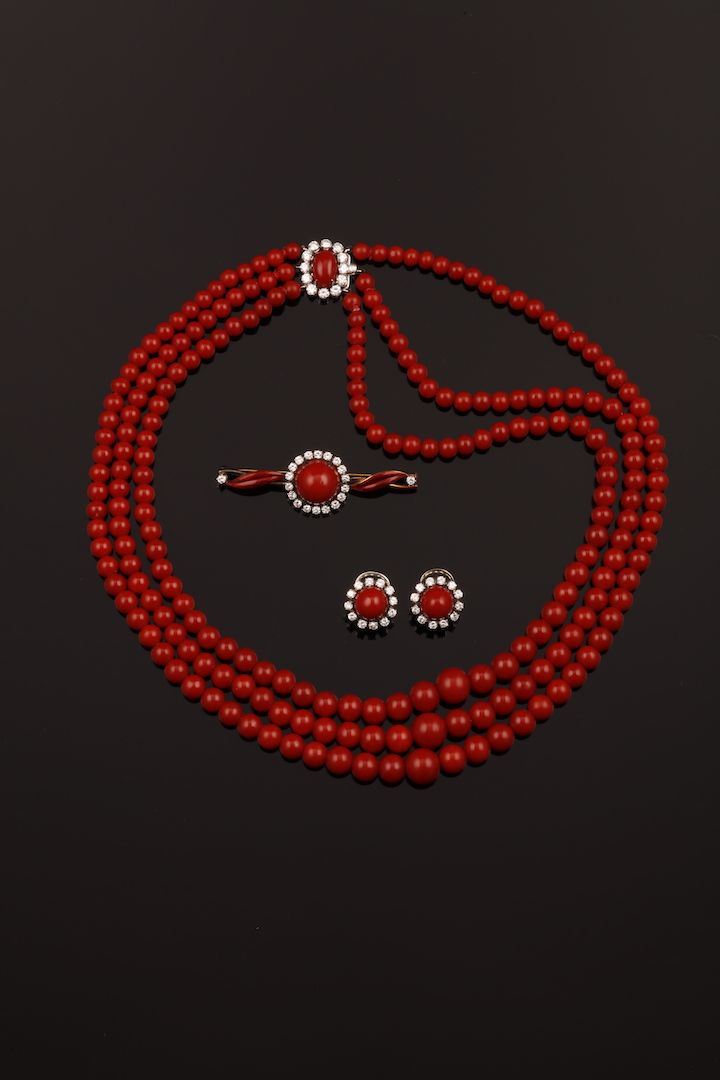 Parure composto da collana, orecchini e spilla con corallo rosso, diamanti e smalto  - Asta Fine Coral Jewels - Cambi Casa d'Aste