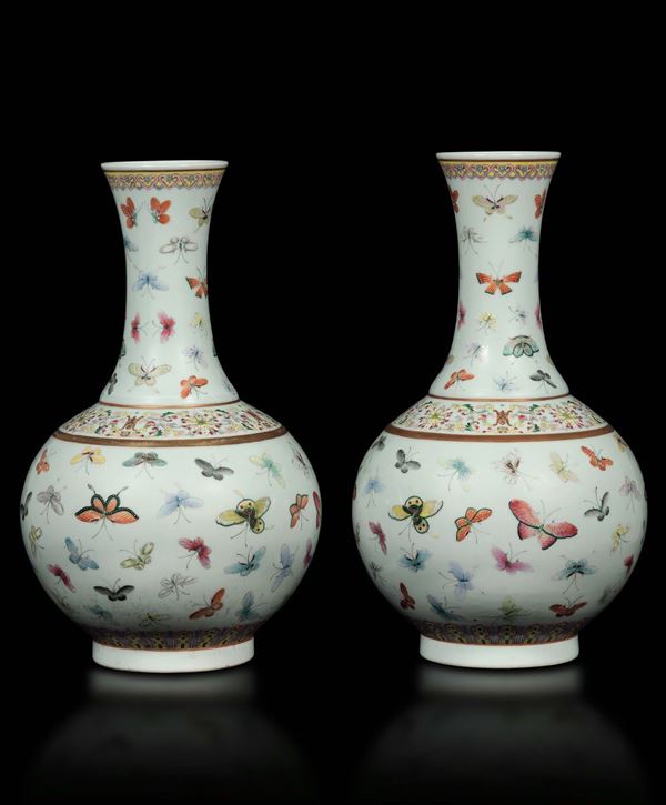 A pair of Pink Family porcelain bottle-shaped vases with a butterfly decor, China, Qing Dynasty, Guangxu period (1875-1908)