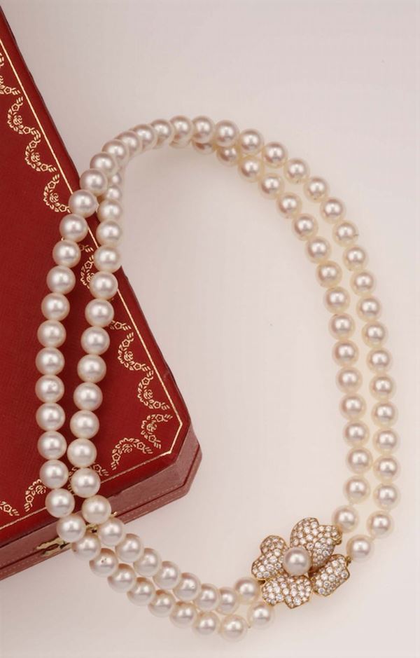 Cultured pearl necklace. Signed Cartier. Fitted case