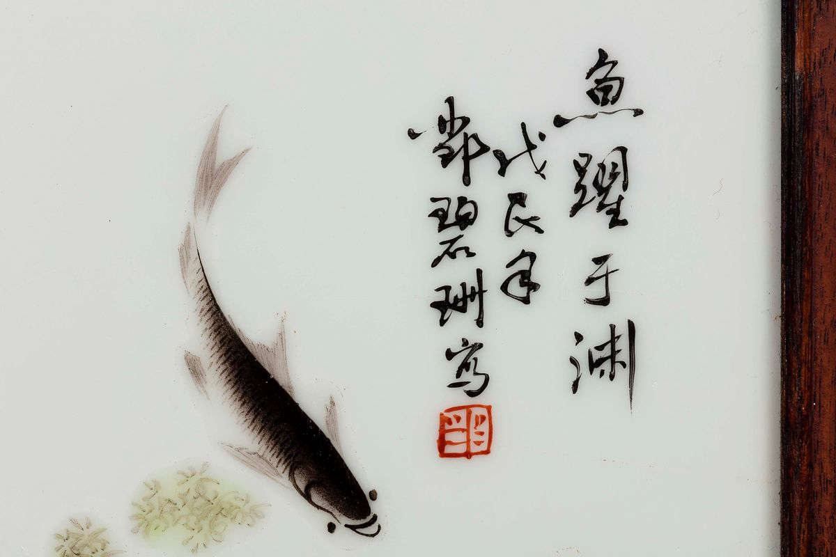 Quattro Placche in Porcellana a Smalti Policromi con Raffigurazione di Carpe e Iscrizioni, Cina, ...