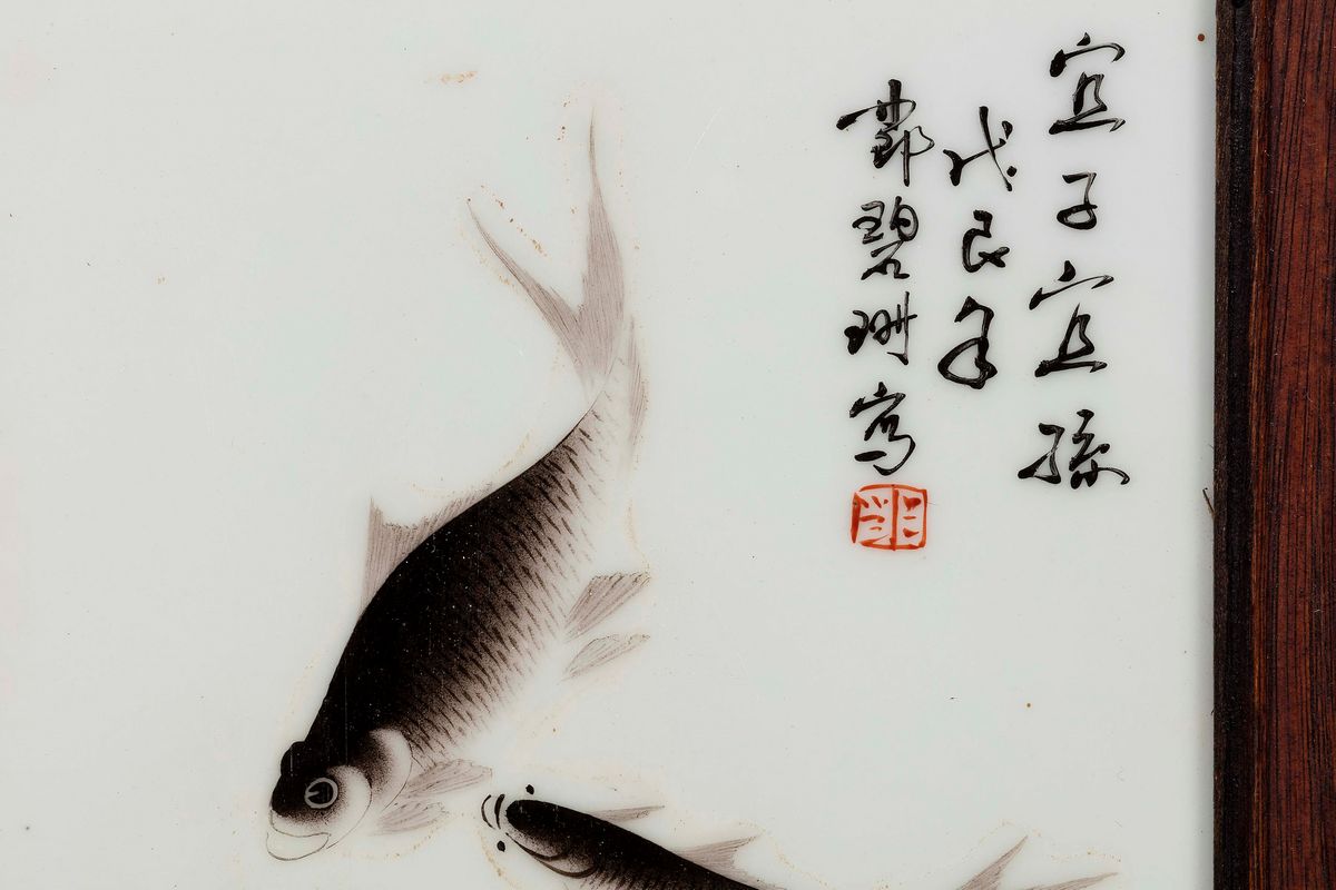 Quattro Placche in Porcellana a Smalti Policromi con Raffigurazione di Carpe e Iscrizioni, Cina, ...