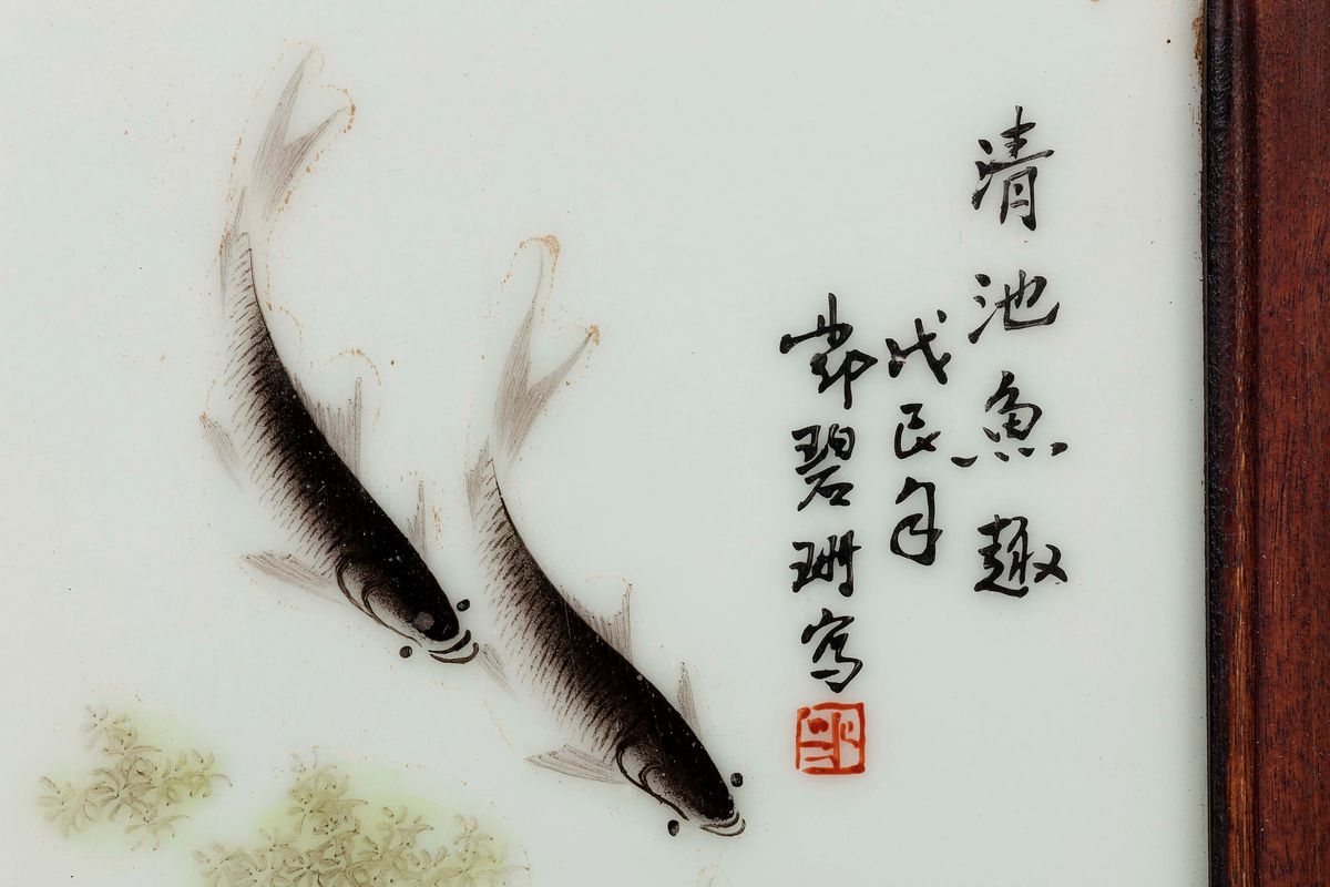Quattro Placche in Porcellana a Smalti Policromi con Raffigurazione di Carpe e Iscrizioni, Cina, ...