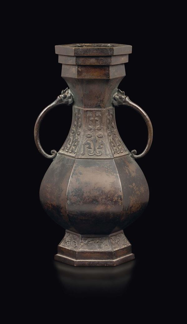 Vaso in bronzo a sezione esagonale con decoro stilizzato a rilievo d’ispirazione arcaica, Cina, Dinastia Ming, XVII secolo