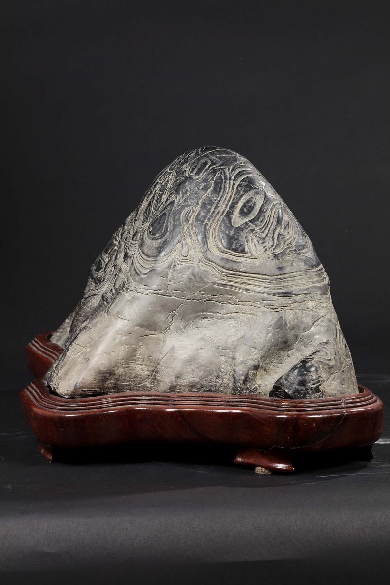 Gongshi in Pietra con Base in Legno, Cina, Dinastia Qing, XIX Secolo
