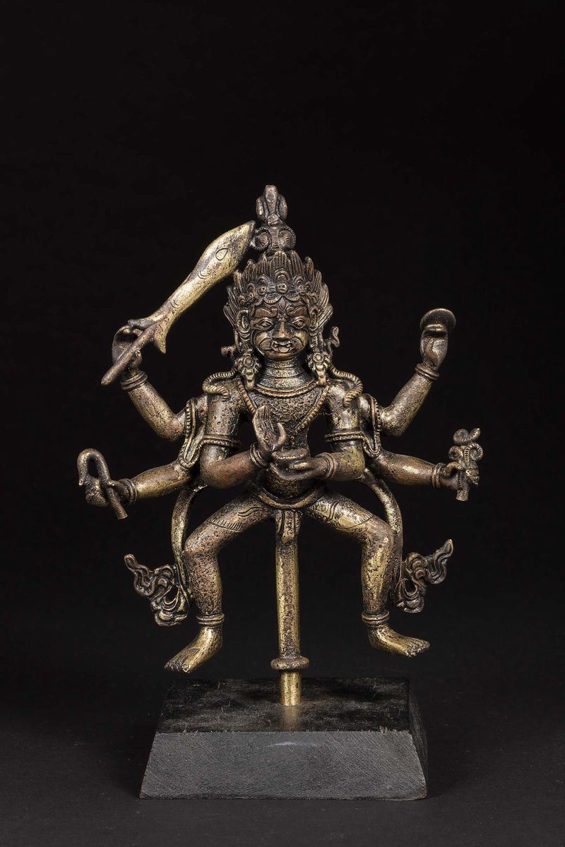 Scultura in bronzo dorato raffigurante divinità a più braccia con strumenti rituali, Nepal, XIX secolo  - Asta Chinese Works of Art - Cambi Casa d'Aste