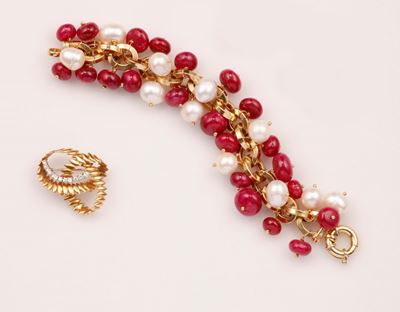 Lotto Composto da Bracciale a Catena con Perle e Rubini ed una Spilla con Diamanti