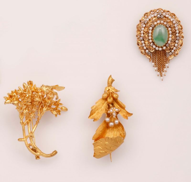 Lotto composto da una spilla Codevilla con giadeite e piccole perle e due spille dorate  - Asta Vintage, Gioielli e Orologi - Cambi Casa d'Aste