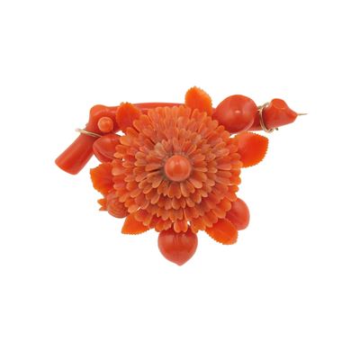 Spilla in corallo a soggetto floreale, montatura in oro giallo 750/1000