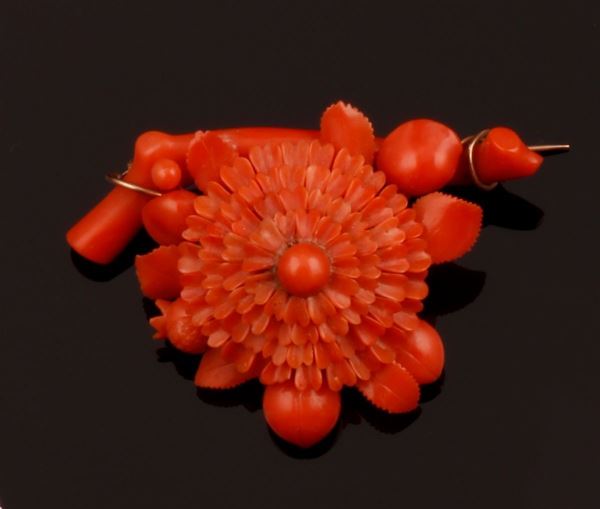 Coral and gold brooch. Small damages