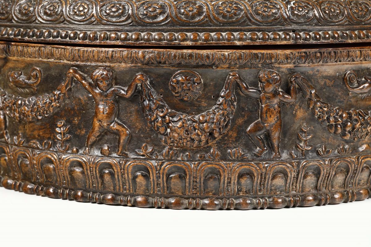 Scatola Circolare (cappelliera) in Noce Scolpito. Arte Rinascimentale Italiana del XVI Secolo
