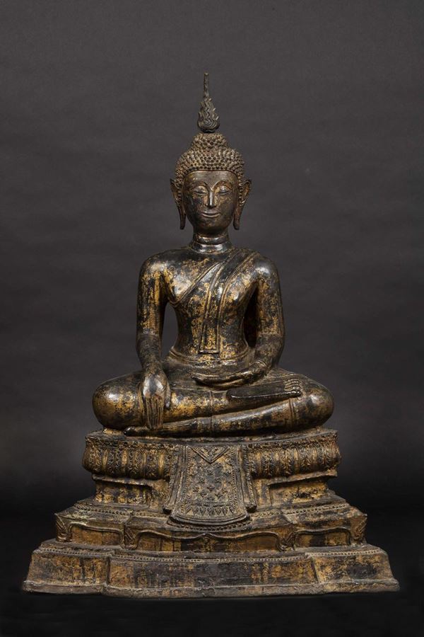 Grande figura di Buddha seduto in bronzo dorato, Thailandia, XIX secolo