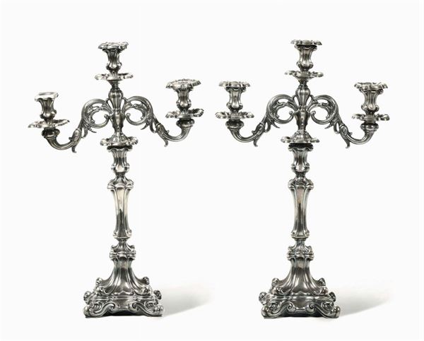 Coppia di candelabri a tre fiamme in argento sbalzato e cesellato, Impero Austoungarico (Cecoslovacchia?) metà del XIX secolo