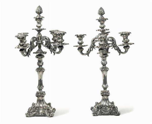 Coppia di candelabri a cinque fiamme in argento sbalzato e cesellato. Impero Austroungarico, seconda metà del XIX secolo