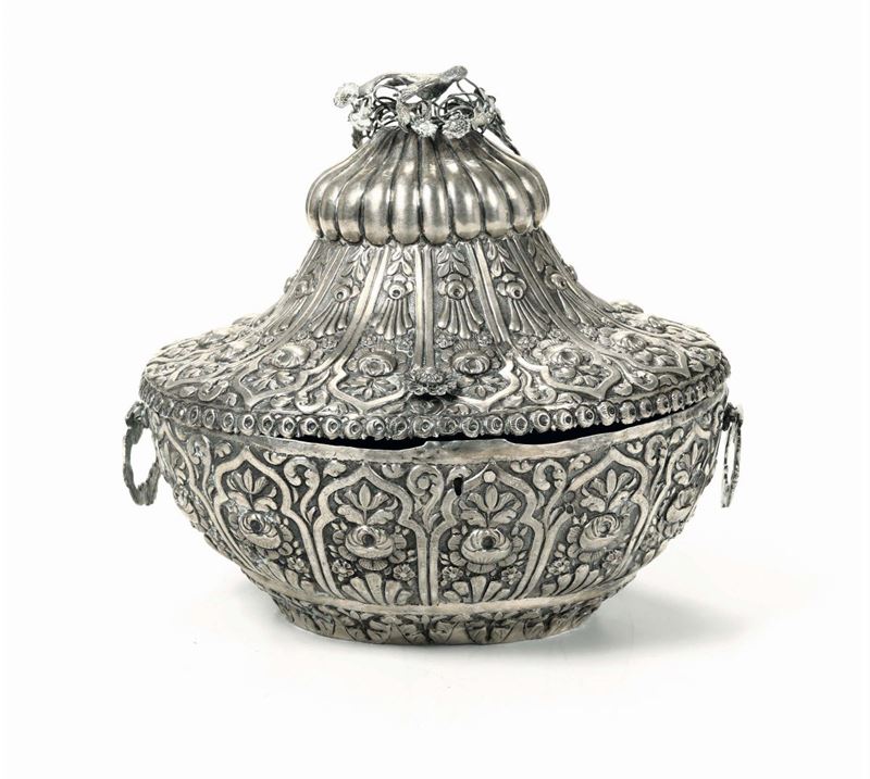 Grande scatola in argento fuso, sbalzato e cesellato, Arte ottomana (Turchia?) del XIX-XX secolo  - Asta Argenti da Collezione - Cambi Casa d'Aste