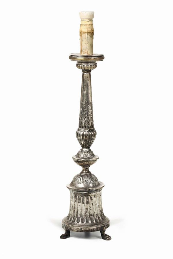 Grande candeliere in argento sbalzato, fuso, ceasellato e legno tornito. Venezia prima metà del XIX secolo. Bolli di titolo in uso dal 1812 al 1872 e dell’argentiere (Bartolomeo Valazza?)