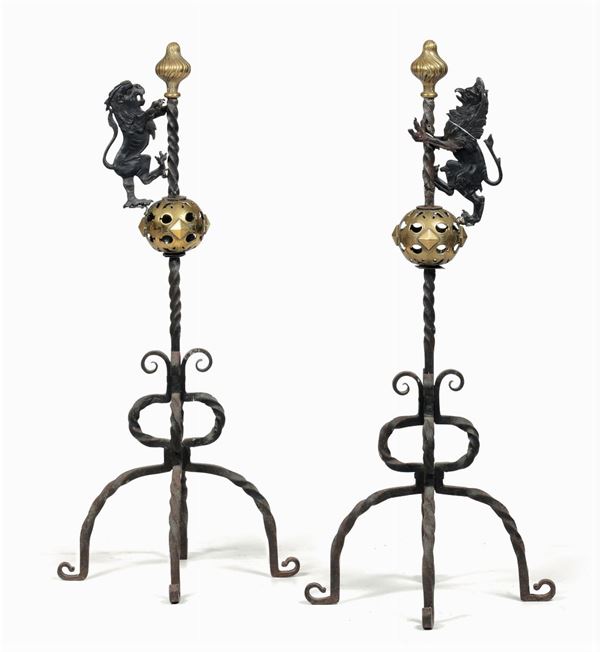 Coppia di alari in ferro e ottone con grifoni, XVIII secolo